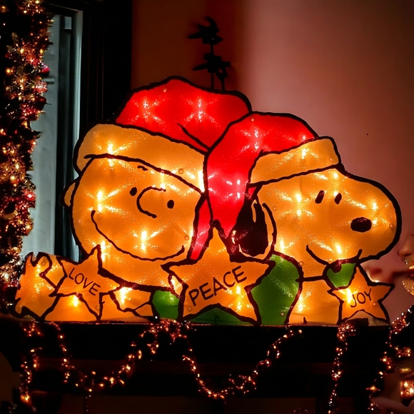 Peanuts Snoopy Charlie Brown Lighted Sculpture Christmas Window Decor Glittery. - Picture 12 of 12